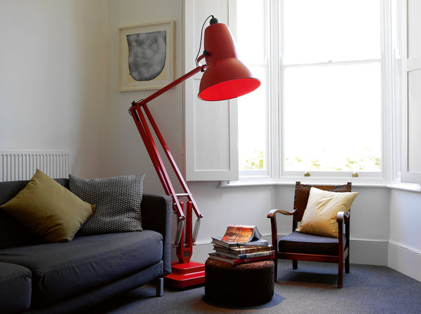 Dessinée par George Carwardine, la lampe « Giant1227 » d’Anglepoise reprend par trois fois la taille standard de sa forme d’origine. Son socle en aluminium est muni de roulettes, afin de faciliter son transport dans la maison.