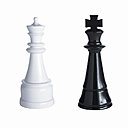 D’une hauteur de 52 cm, ces pièces d’échec de Maison du Monde semblent provenir du livre de Lewis Carroll, Alice de l’autre côté du miroir. Ces statuettes en résine aux formes fluides sont idéales pour recréer une ambiance démesurée.