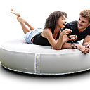 Avec sa housse en polyester et sa structure en PVC, ce pouf gonflable XXL de My Note Deco se déploie sur le sol, afin d’offrir un siège d’appoint à une ou plusieurs personnes, quitte à s’allonger dessus.