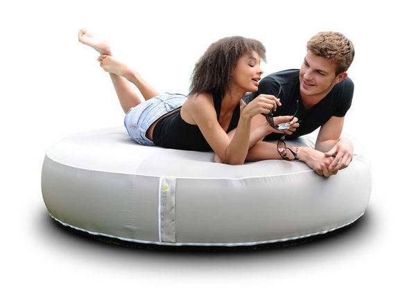 Avec sa housse en polyester et sa structure en PVC, ce pouf gonflable XXL de My Note Deco se déploie sur le sol, afin d’offrir un siège d’appoint à une ou plusieurs personnes, quitte à s’allonger dessus.