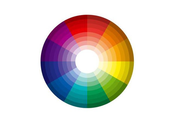 Avec une roue chromatique entre les mains, les fautes de goût deviennent impossible, puisqu’elle permet de marier les couleurs en jouant sur les camaïeux, les contrastes ou les harmonies de familles.