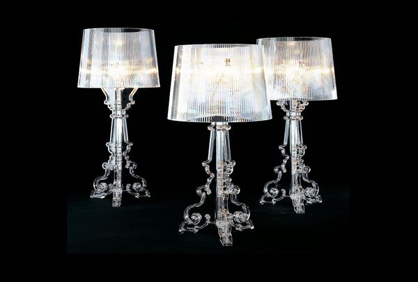 Empreinte de rêve et d’onirisme, la lampe de table « Bourgie » de Made in Design est idéale pour attirer l’attention des convives. Imaginée par Ferruccio Laviani pour Kartell, elle joue sur la transparence du polycarbonate.
