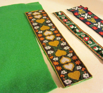 Rubans et feutrine sont nécessaires pour décorer les supports.