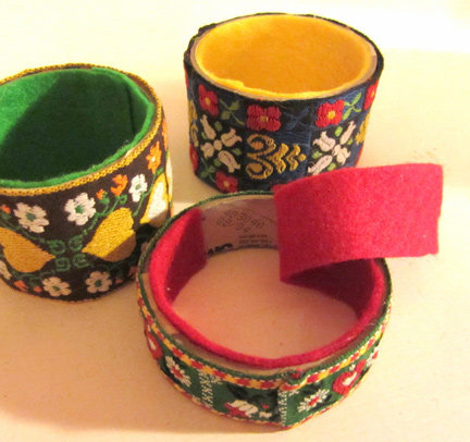 Pose de la feutrine à l'intérieur des cartons