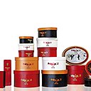 Crus de cacao du monde entier et belles boîtes façons cartons à chapeaux décorées par le dessinateur Sim, pour les chocolats de chez Maxim's!