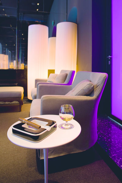 Cognac et barreau de chaise au Cigar Lounge.