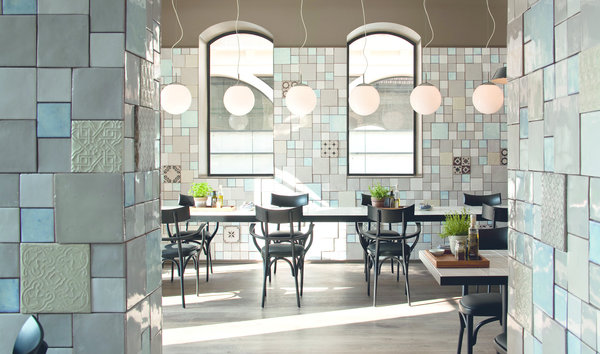Murs habillés d'un superbe patchwork de faïences dans le Mamilla Café.