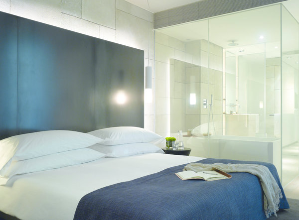 Chambre catégorie Studio avec salle de bains attenante cloisonnée de Privalite (Saint-Gobain).