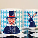 Mug personnage et lapin sur fond arlequin.