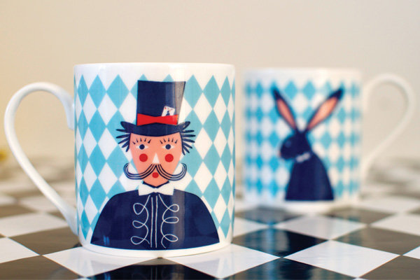 Mug personnage et lapin sur fond arlequin.