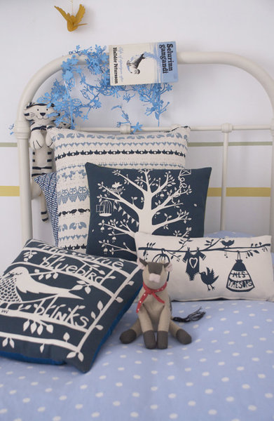 Inspiration végétale et ornithologique pour les coussins Bue cushions au style nordique.