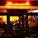 Feu et passion pour une cuisine style brasero au Braisenville. La façade et ses lettres rappellant l'univers du brasero.