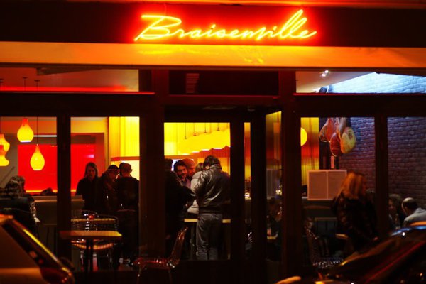 Feu et passion pour une cuisine style brasero au Braisenville. La façade et ses lettres rappellant l'univers du brasero.