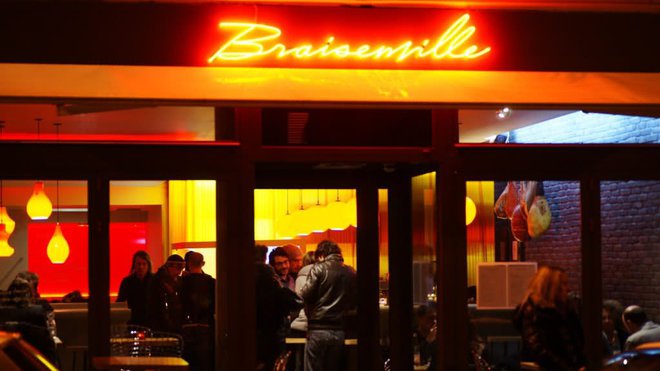 Feu et passion pour une cuisine style brasero au Braisenville. La façade et ses lettres rappellant l'univers du brasero.