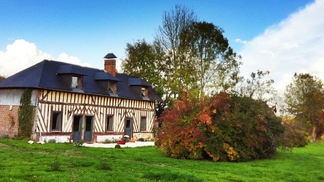 Après les travaux, une façade qui porte toujours fièrement ses colombages mais qui a été épurée de petits détails inesthétiques. Après les travaux, une façade qui porte toujours fièrement ses colombages mais qui a été épurée de petits détails inesthétiques.