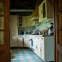 Avant, la cuisine d’autrefois et sa décoration très rustique. Avant, la cuisine d’autrefois et sa décoration très rustique.