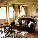 Après, une pièce à vivre métamorphosée, malgré son sol existant conservé. Après, une pièce à vivre métamorphosée, malgré son sol existant conservé.