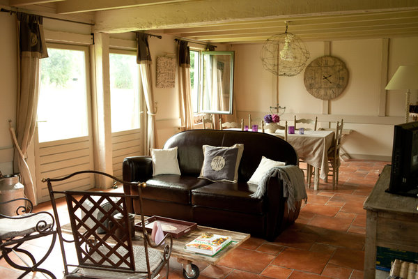 Après, une pièce à vivre métamorphosée, malgré son sol existant conservé.