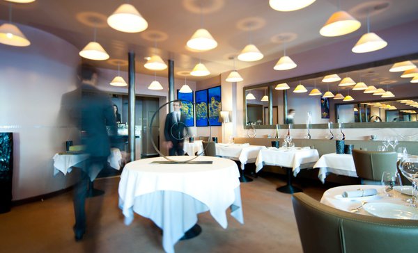 La salle de l'Agapé, au décor chic minimaliste en teintes douces, une carte courte et savoureuse.