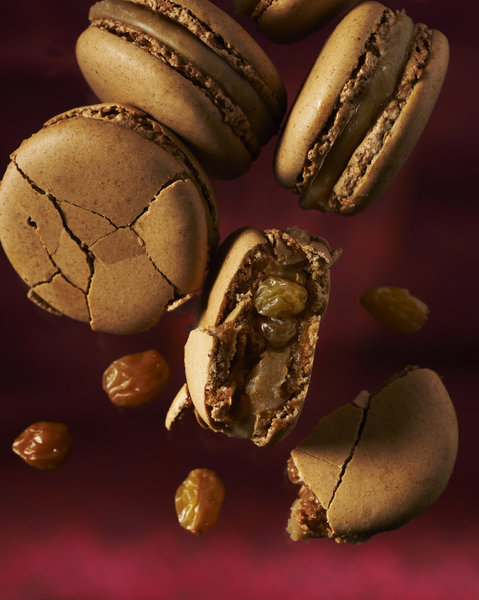 Macaron PX, avec sa crème parfumée au Pedro Ximenez, nectar  blanc espagnol ultra concentré en sucre, et raisins blonds.