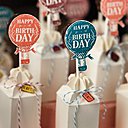 Préparer des paquets pour un aniversaire.