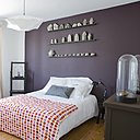 Comme une douceur interdite, la crème dessert se cache sous une cloche en verre.