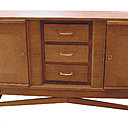 AVANT. Un vieux meubles aux larges façades lisses.