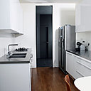 Les éléments de  la cuisine IKEA sont équipés de pieds et poignées, réalisées sur mesure comme le plan de travail en inox.