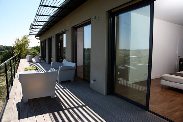 Côté sud, la terrasse longe toutes les pièces et prolonge leur volume. Fauteuils d’extérieur, modèle Bubble Club, création Philippe Starck chez Kartell.