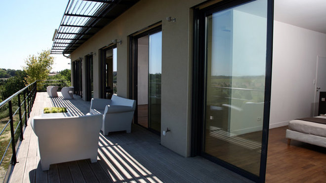 Côté sud, la terrasse longe toutes les pièces et prolonge leur volume. Fauteuils d’extérieur, modèle Bubble Club, création Philippe Starck chez Kartell.