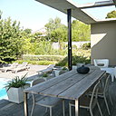 Un brise-soleil en béton ajouré recouvre la terrasse, côté ouest.