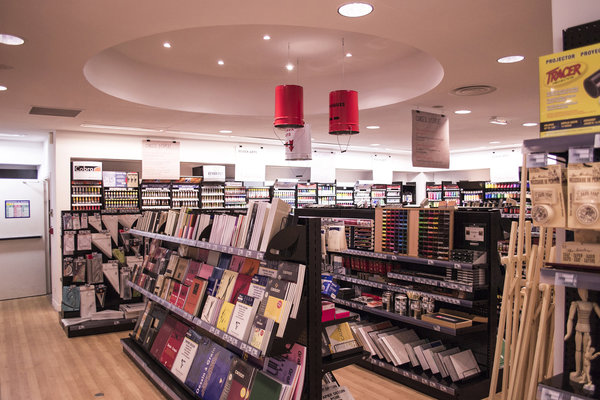 Nombreux rayons pour répondre à l'attente des créatifs.