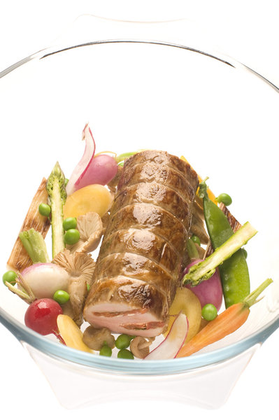 La délicatesse d'un tendre rôti de veau farci relevé par un crottin de Chavignol coulant et quelques légumes de saison croquants. Le rêve...