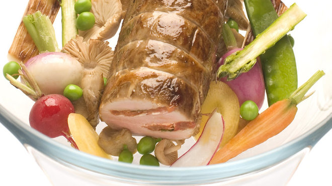 La délicatesse d'un tendre rôti de veau farci relevé par un crottin de Chavignol coulant et quelques légumes de saison croquants. Le rêve...