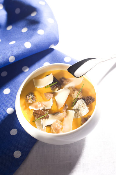 Haut les cœurs avec un délicieux velouté de courge Butternut aux morilles et copeaux de crottin de Chavignol.