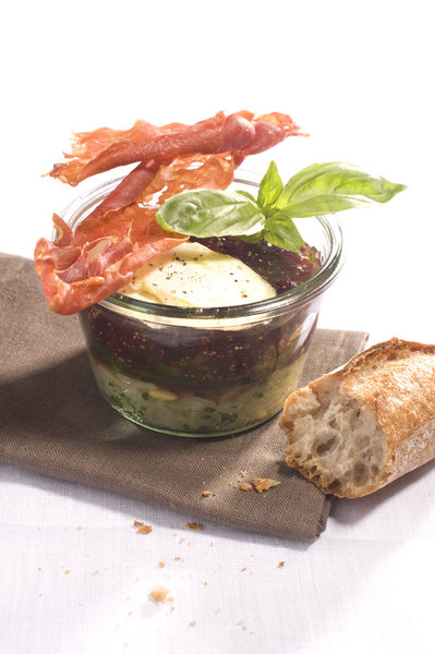 Pratique la mode des verrines en entrée: belle présentation visuelle et successions de saveurs et textures comme dans cette compotée d'oignons surmontée de lamelles de courgettes, puis de confiture de figues et de lamelles de Chavignol.