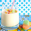 Vanille, lait et yaourt pour le calcium, et quelques bonbons pour le fun. Un milk shake sain, nourrissant et ludique.