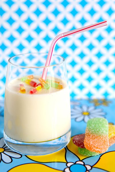 Vanille, lait et yaourt pour le calcium, et quelques bonbons pour le fun. Un milk shake sain, nourrissant et ludique.