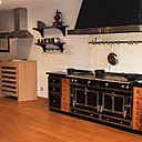 Le piano Château de La Cornue jouxte le meuble de tendances de La Cuisine Française.