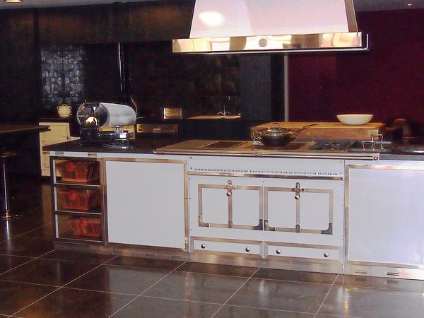 L'espace de démonstration pour prendre en mains son piano de cuisson aux multiples fours et zones de cuisson.