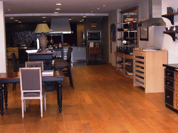 Vue d'ensemble du magasin dédié aux belles marques et beaux matériaux.