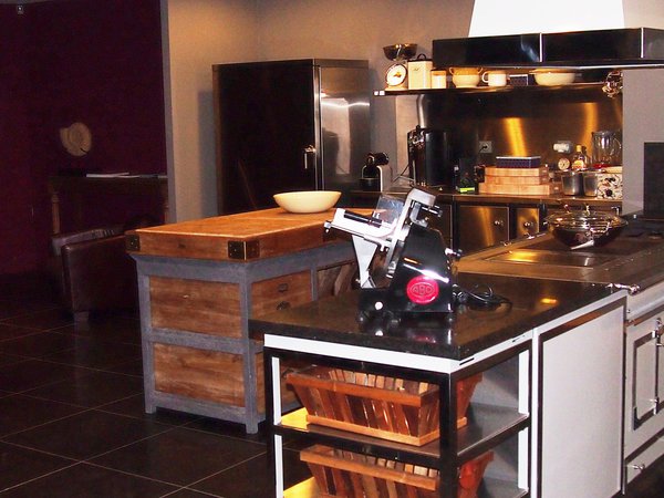 Vue générale de la zone de travail. Casseroles Mauviel, trancheuse professionnelle... tout le matériel pour une cuisine conviviale où l'on prend le temps de mitonner de savoureuses recettes.