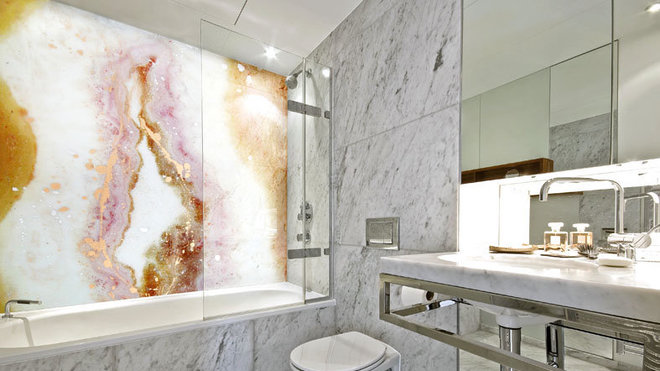 Salle de bains de marbre et panneau évoquant la minéralité des pierres semi-précieuses.