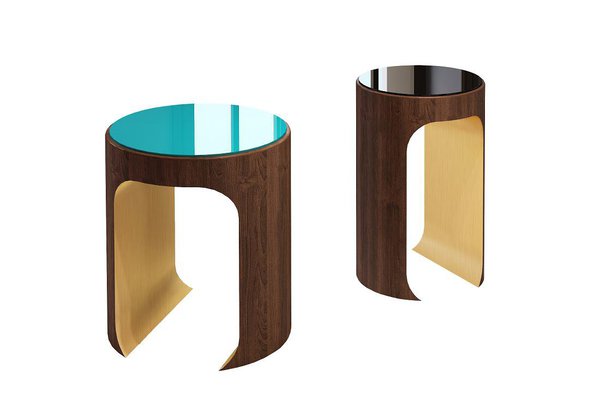 En noyer américain et laiton brossé, Thierry Lemaire signe ces petites tables d'appoint surmontées d'un plateau de verre laqué de couleur. Deux formats et de deux hauteurs: diam. 47,5 cm / H. 50 cm ou diam. 37,5 cm / H. 55 cm.