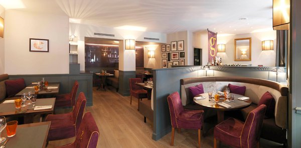 Au Gourmand, le menu du déjeuner change chaque semaine. Excellent rapport qualité prix: 26 € pour 2 plats et 31 € pour 3 plats. Environ 30 couverts dans un cadre flambant neuf à deux pas de la Comédie Française.