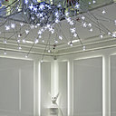 L'immense lustre de l'entrée, feu d'artifice permanent.