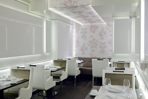 Dans le dernier salon, les lambris laqués répondent à une toile de Jouy coquine et prometteuse...