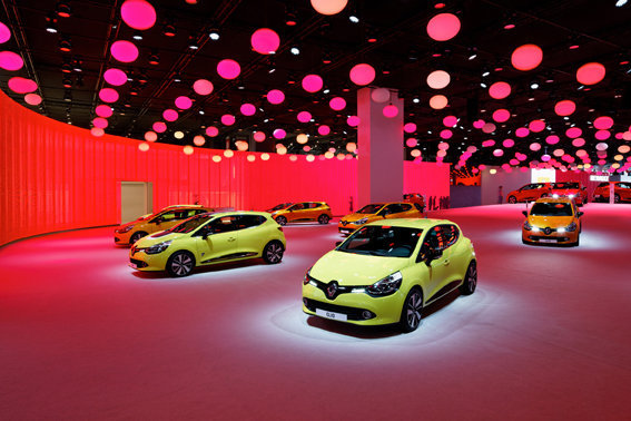 Tout en courbes, le mur de LEDs de 83 mètres enveloppe de couleurs chaudes la nouvelle Clio.
