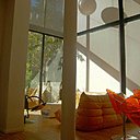 La hauteur sous plafond du séjour compense la larguer limitée à 3 mètres. La transparence voulue vis-à-vis de l’extérieur confère une grande clarté à l’intérieur.