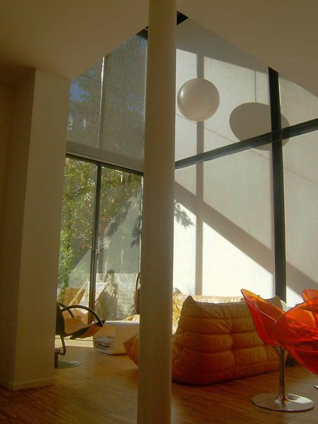 La hauteur sous plafond du séjour compense la larguer limitée à 3 mètres. La transparence voulue vis-à-vis de l’extérieur confère une grande clarté à l’intérieur.